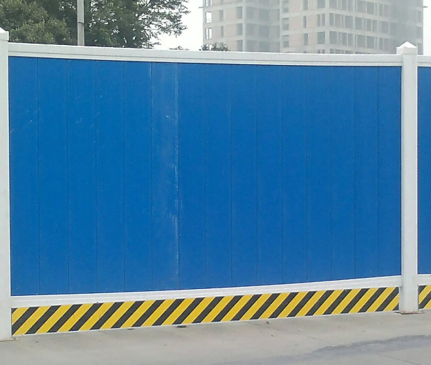 穆棱pvc工地围挡与彩钢板围挡的区别是什么？